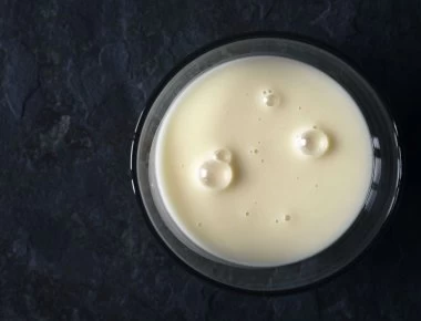 Να τι συμβαίνει όταν συνδυάζεις παγωμένο ζαχαρούχο γάλα με καφέ (βίντεο)